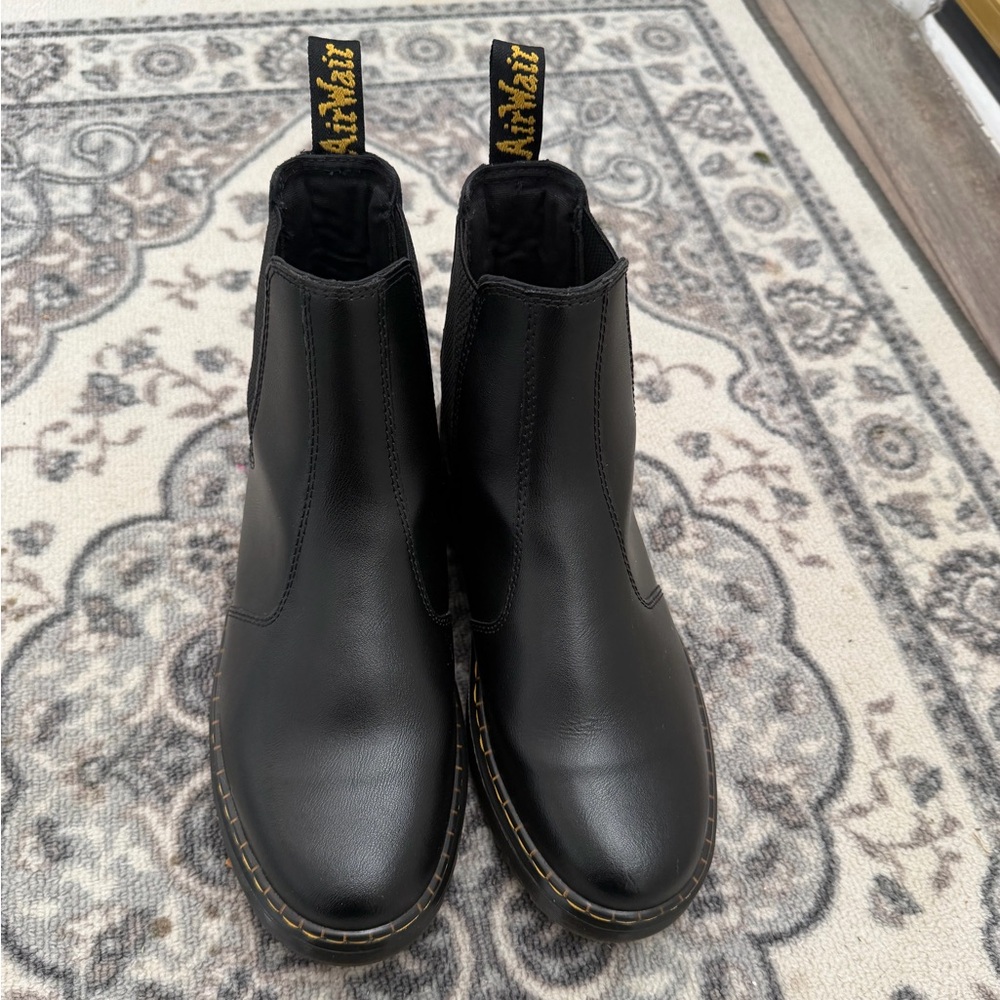 DR. MARTENS DORIAN CHELSEA BOOTS US W 8 / US M 7
